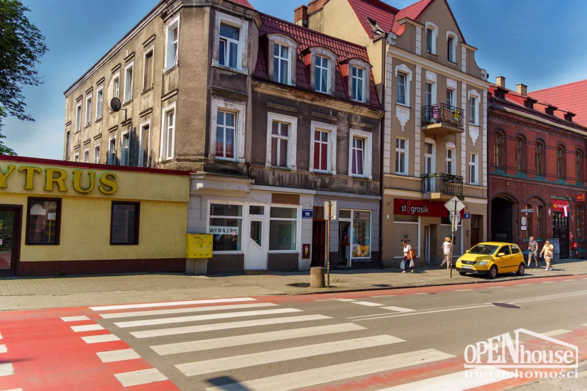 Wejście do Lokal użytkowy na sprzedaż Białogard ul. Wojska Polskiego 90 – front budynku z witryną