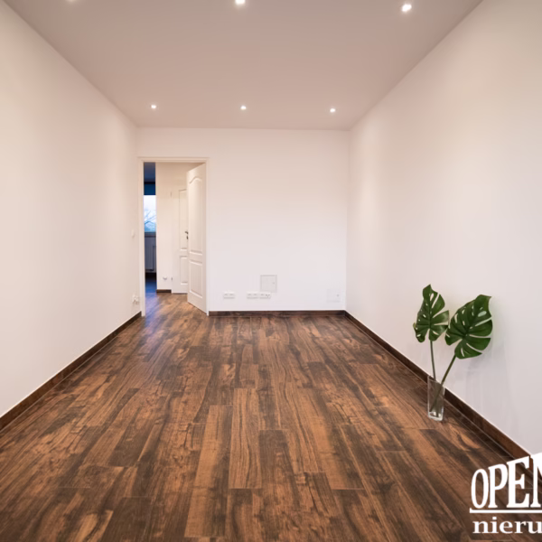 Salon z wyjściem na balkon, wyjście do przedpokoju, mieszkanie do wynajęcia Białogard