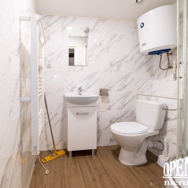 Łazienka z WC i prysznicem – mieszkanie na sprzedaż Koszalin