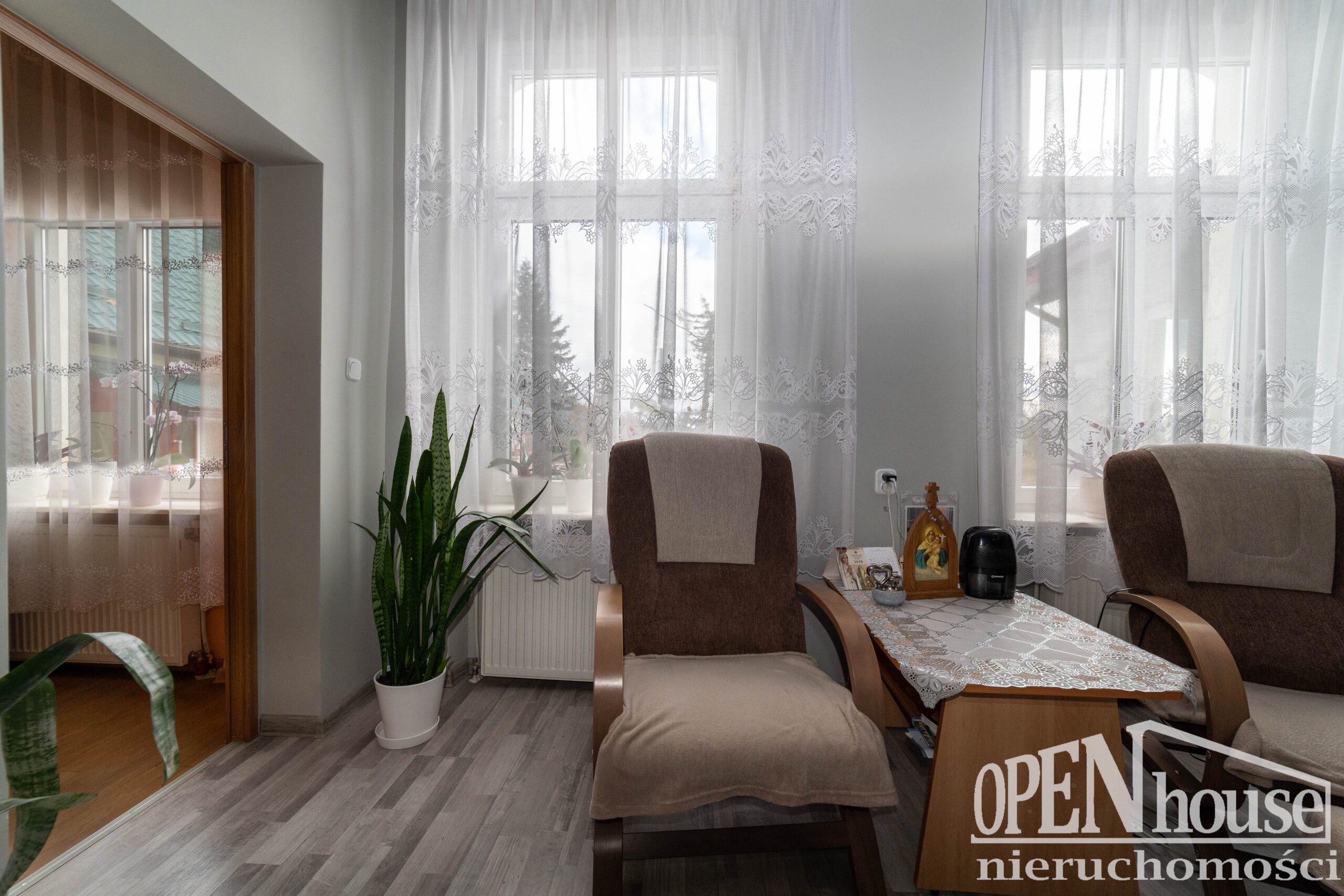 Mieszkanie na sprzedaż Białogard Rarwino 98,98 m² | wysoki parter, park dworski 10 mieszkanie na sprzedaż Białogard Rarwino salon wysoki parter 98,98 m²