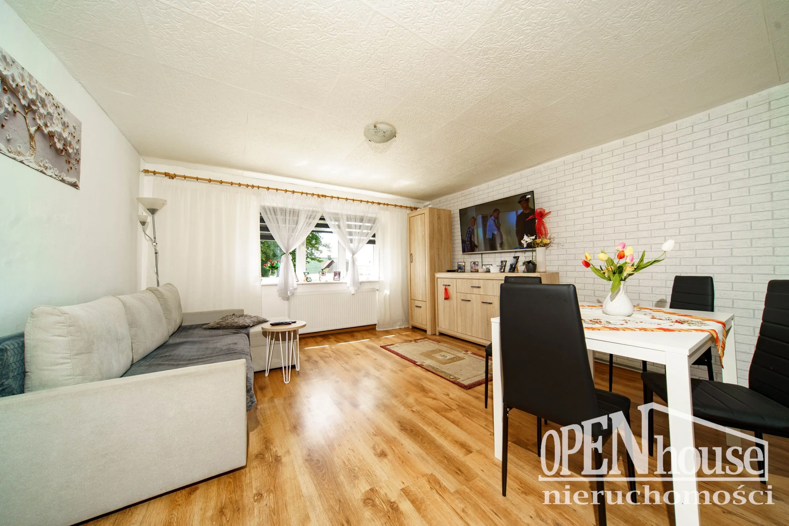 🏡 Mieszkanie blisko Kołobrzegu – bezczynszowe, 2 ogródki, ogrzewanie gazowe 3 Salon w bezczynszowym mieszkaniu blisko Kołobrzegu
