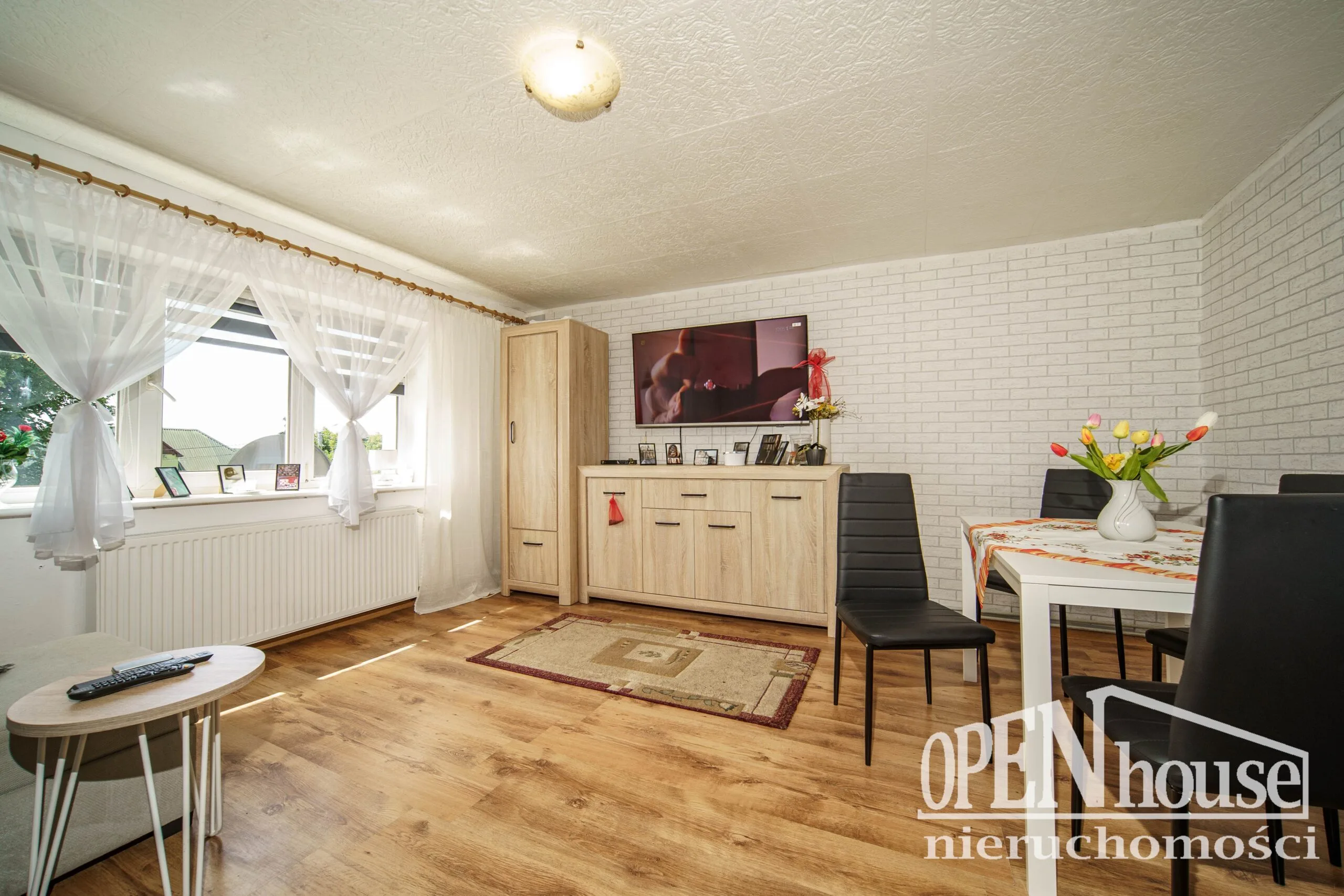 🏡 Mieszkanie blisko Kołobrzegu – bezczynszowe, 2 ogródki, ogrzewanie gazowe 5 Salon w bezczynszowym mieszkaniu blisko Kołobrzegu