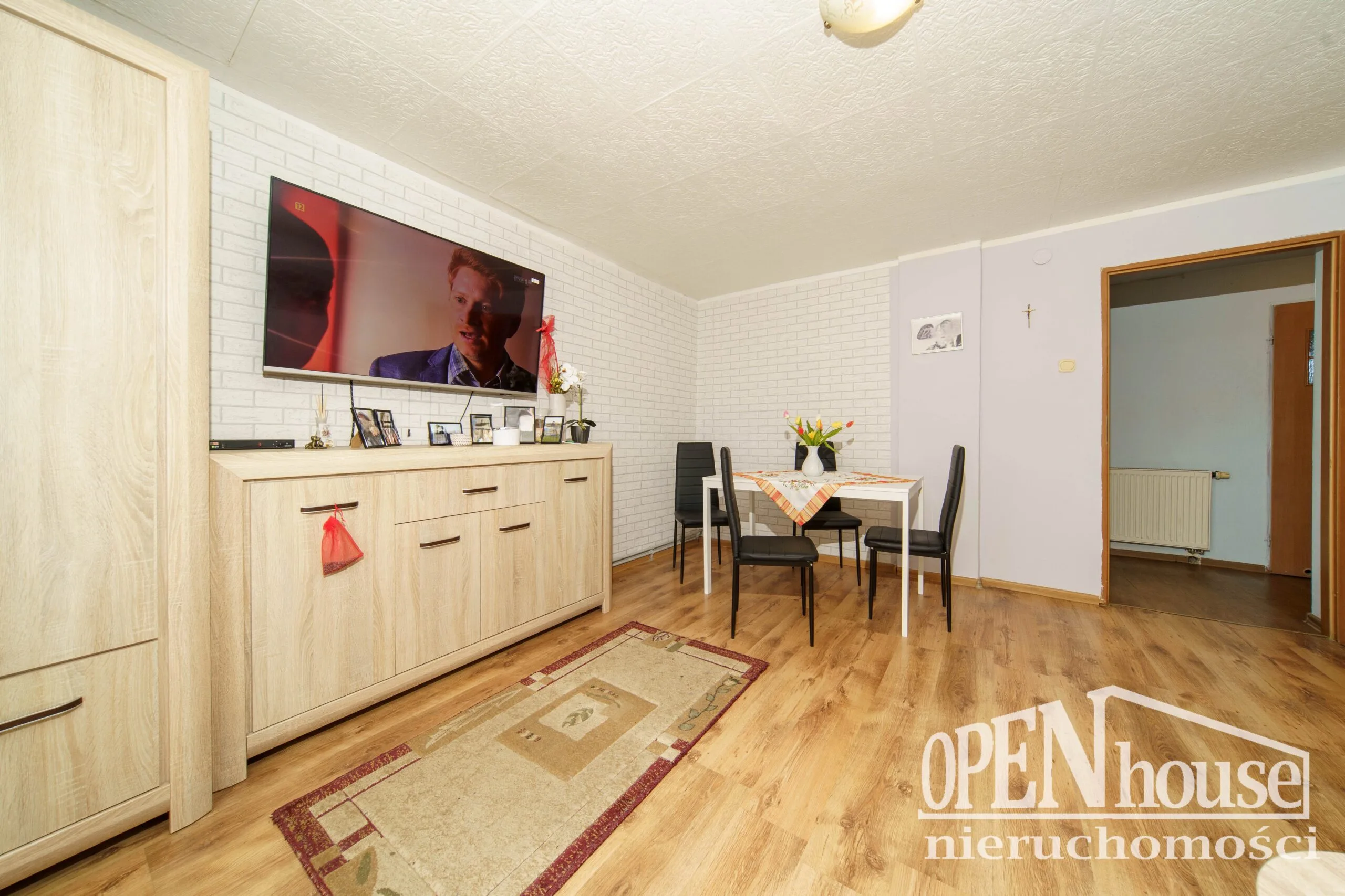 🏡 Mieszkanie blisko Kołobrzegu – bezczynszowe, 2 ogródki, ogrzewanie gazowe 4 Salon w bezczynszowym mieszkaniu blisko Kołobrzegu