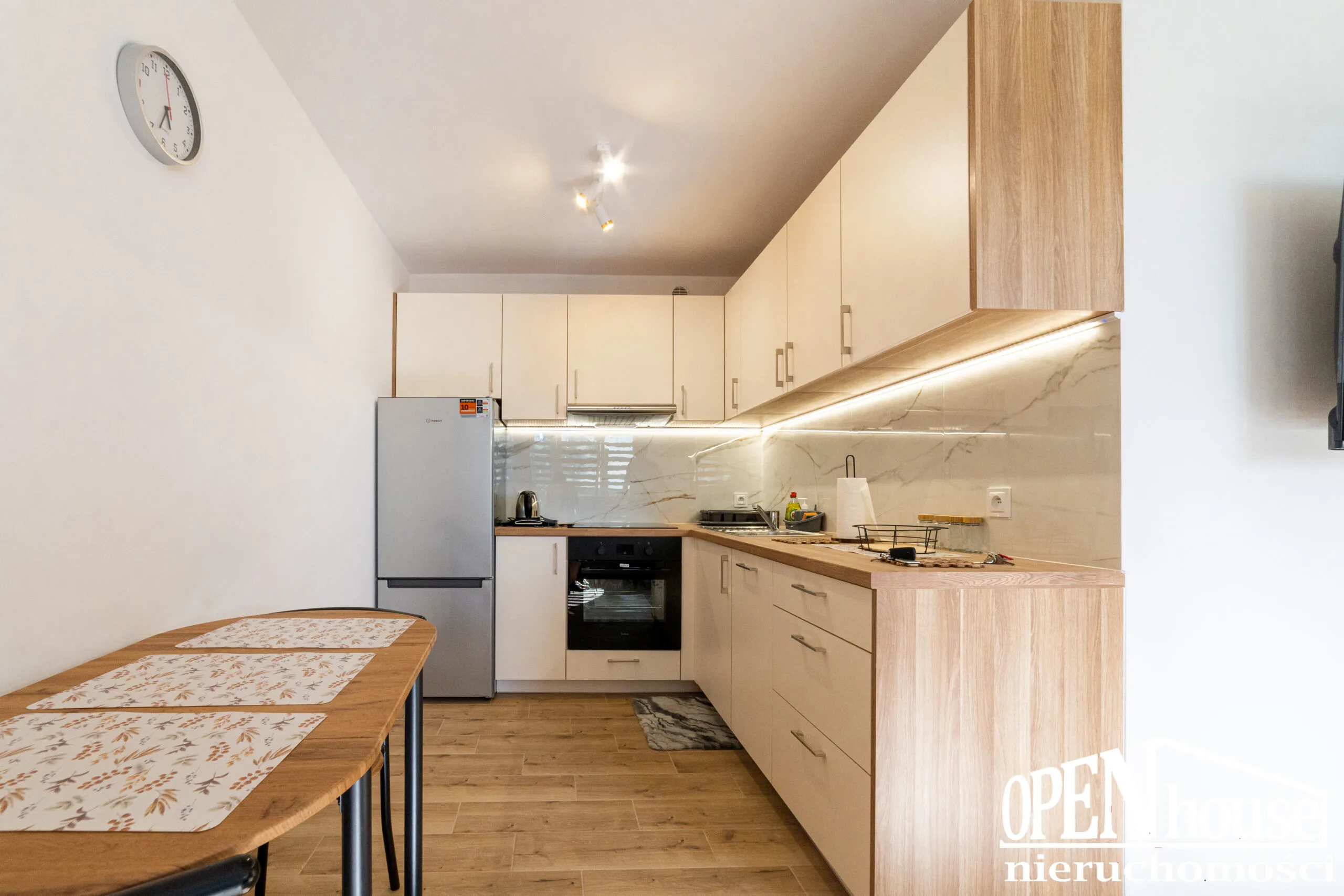 🏢 Mieszkanie do wynajęcia Białogard – ul. Nowowiejskiego 2H, 1 pokój, 27 m², po remoncie 6 Aneks kuchenny z zabudową – mieszkanie Nowowiejskiego Białogard