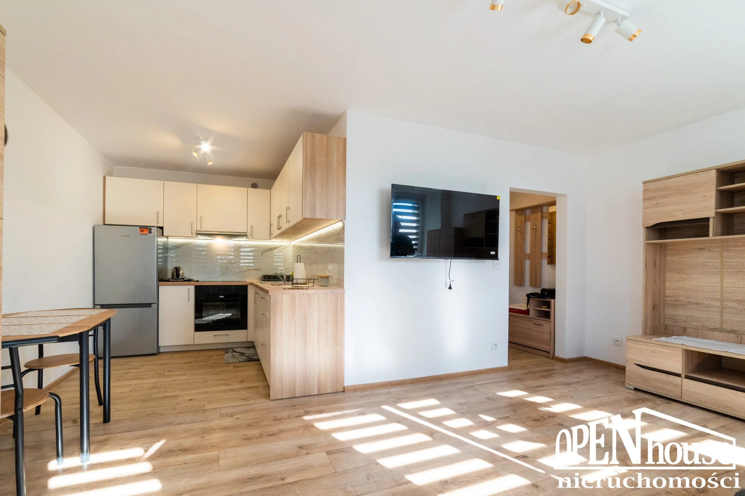 🏢 Mieszkanie do wynajęcia Białogard – ul. Nowowiejskiego 2H, 1 pokój, 27 m², po remoncie 5 Salon z aneksem kuchennym – mieszkanie do wynajęcia Białogard